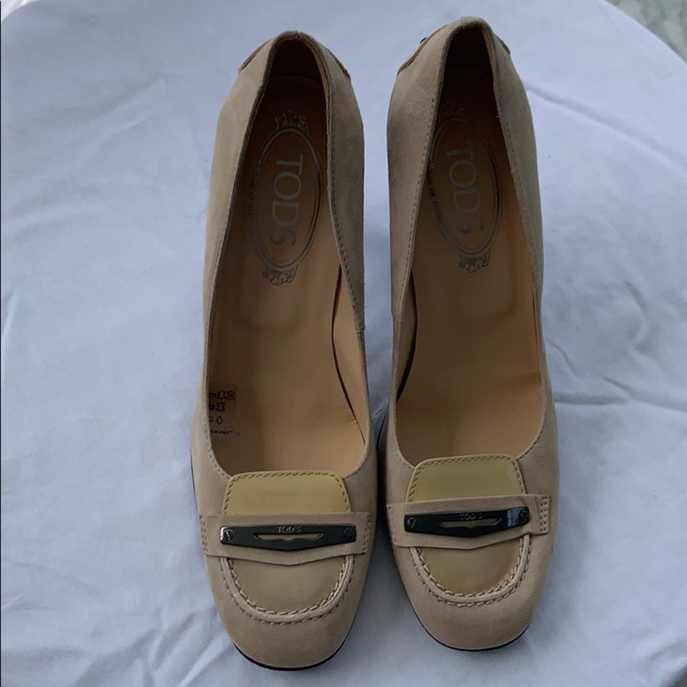 Tod’s Tan & Black Suede Pumps